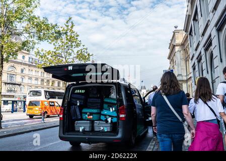 Copenhague, Danemark - 27 août 2019 : une fourgonnette garée dans une rue pleine de bagages et de valises avec des personnes dans le centre de Copenhague, au Danemark Banque D'Images