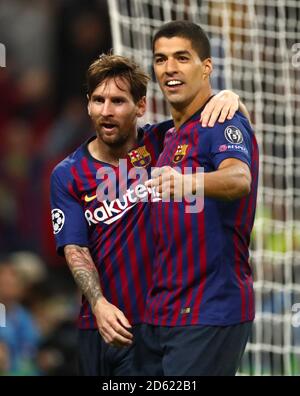 Lionel Messi de Barcelone (à gauche) célèbre le quatrième but de son côté Du match avec Luis Suarez, coéquipier Banque D'Images