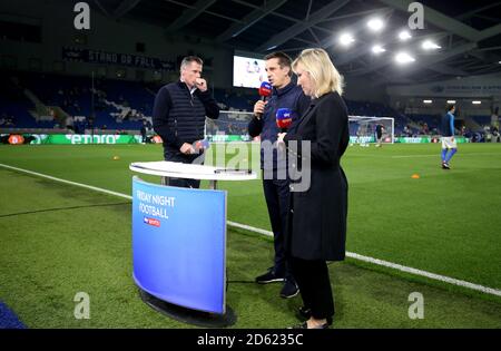 Jamie Carragher (à gauche), les experts de Sky Sports, Gary Neville et Kelly Kates commentent l'action précédant le match avant le début du match Banque D'Images