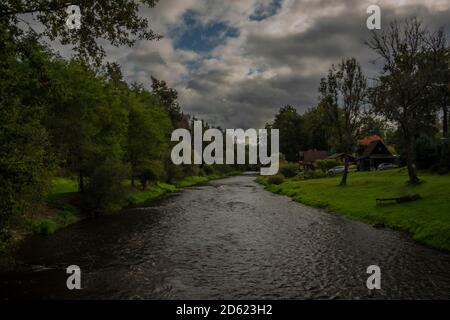 Rivière Malse près du village de Plav dans un ciel nuageux automne couleur jour Banque D'Images