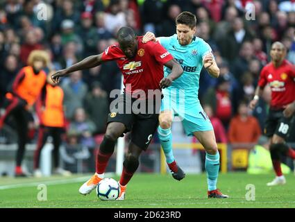 Romelu Lukaku de Manchester United (à gauche) et Federico Fernandez de Newcastle United (à droite) lutte pour le ballon Banque D'Images