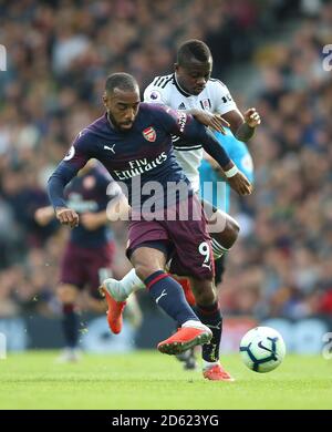 Jean Michael Seri de Fulham et Alexandre Lacazette (à gauche) d'Arsenal pour le ballon Banque D'Images