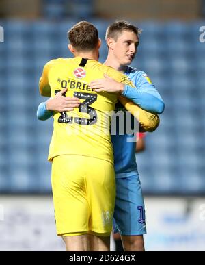 Dominic Hyam de Coventry City (à droite) célèbre avec le gardien de but Liam O'Brien après avoir remporté la pénalité de victoire lors de la fusillade Banque D'Images