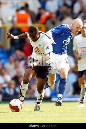 Andrew Johnson, Everton (r) et Didier Zokora, Tottenham Hotspur (l) se battent pour le ballon Banque D'Images