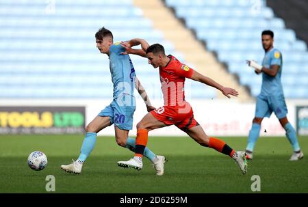 Tom Bayliss de Coventry City (à gauche) et Matt Bloomfield de Wycombe Wanderers bataille pour le ballon Banque D'Images