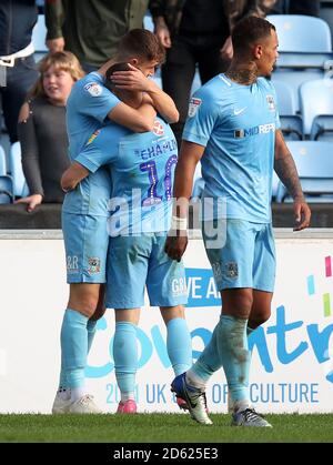 Conor Chaplin (au centre) de Coventry City célèbre la première fois que son camp a été marquant But du jeu avec Tom Bayliss Banque D'Images