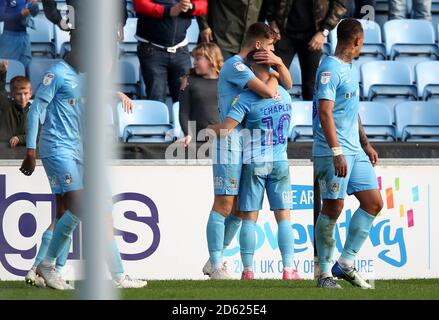 Conor Chaplin (au centre) de Coventry City célèbre la première fois que son camp a été marquant But du jeu avec Tom Bayliss Banque D'Images