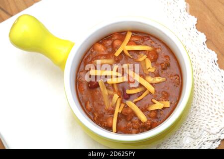 Chili végétarien avec fromage cheddar Banque D'Images