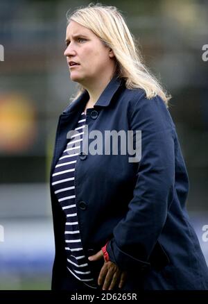 La directrice féminine de Chelsea, Emma Hayes, avant le début du match Banque D'Images