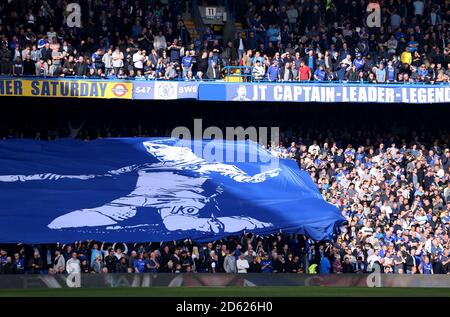 Une vue générale des ventilateurs dans les stands tels qu'ils Placez des bannières pour Eden Hazard de Chelsea et l'ancien Chelsea Capitaine John Terry Banque D'Images