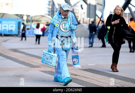 L'fan de Manchester City, Pete the badge, arrive au stade avant le début de la comparaison Banque D'Images