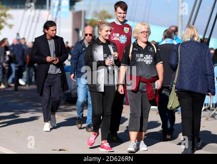 Les fans de Burnley arrivent au stade avant le début de la correspondance Banque D'Images