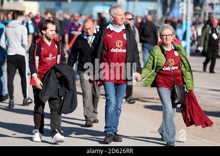 Les fans de Burnley arrivent au stade avant le début de la correspondance Banque D'Images