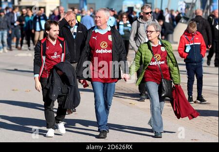 Les fans de Burnley arrivent au stade avant le début de la correspondance Banque D'Images