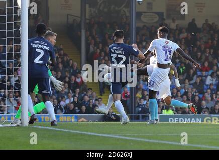 Jordy Hiwula de Coventry City marque le premier but de son camp lors du match Skybet League One au Roots Hall Southend. Banque D'Images