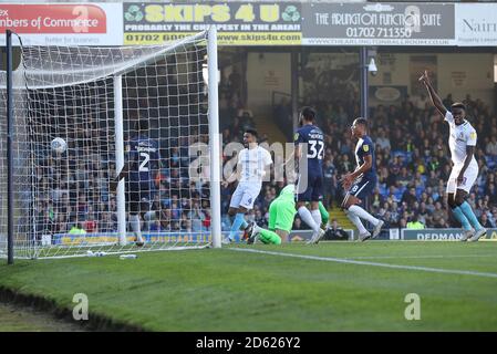 Jordy Hiwula de Coventry City marque le premier but de son camp lors du match Skybet League One au Roots Hall Southend. Banque D'Images