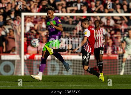 Neal Maupay de Brentford et Lloyd Kelly de Bristol City Banque D'Images