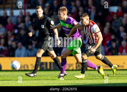 Adam Webster de Bristol City et Neal Maupay de Brentford Banque D'Images