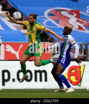 Cedric Kipre de Wigan Athletic (à droite) et Jay de West Bromwich Albion Rodriguez bataille pour le ballon Banque D'Images