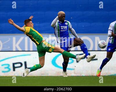 Cedric Kipre de Wigan Athletic (à droite) tente de bloquer un shoty Fabriqué par Harvey Barnes de West Bromwich Albion Banque D'Images