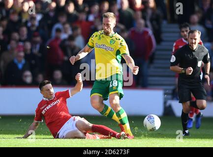 Joe Lolley, de la forêt de Nottingham (à gauche), glisse pour s'attaquer à Norwich Marco Stiepermanence, ville Banque D'Images