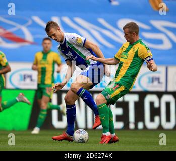 DaN Burn de Wigan Athletic (à gauche) et Chris de West Bromwich Albion La bataille la plus acharnée pour le ballon Banque D'Images