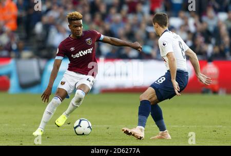 Grady Diangana de West Ham United court à Harry Winks de Tottenham Hotspur (à droite) Banque D'Images