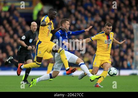 Gylfi Sigurdsson (centre) d'Everton combat avec Cheikhou Kouyate du Crystal Palace (À gauche) et James McArthur Banque D'Images