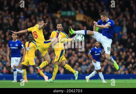 James McArthur (à gauche) du Crystal Palace et la bataille de Gylfi Sigurdsson d'Everton pour le ballon Banque D'Images