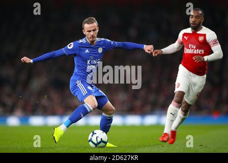 James Maddison de Leicester City (à gauche) en action Banque D'Images