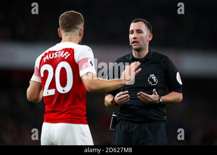 Le Shkodran Mustafi d'Arsenal (à gauche) parle avec l'arbitre Chris Kavanagh Banque D'Images