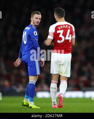 James Maddison (à gauche) de Leicester City parle avec Granit Xhaka d'Arsenal Banque D'Images