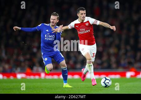 James Maddison (à gauche) de Leicester City et la bataille Granit Xhaka d'Arsenal pour le ballon Banque D'Images