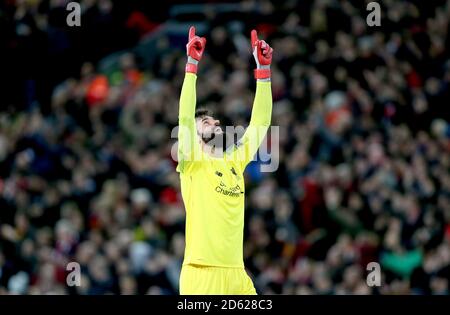 Le gardien de but de Liverpool, Alisson Becker, célèbre après Mohamed Salah de Liverpool (pas sur l'image) marque le deuxième objectif de son équipe Banque D'Images