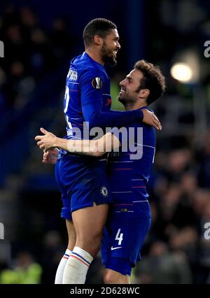 Ruben Loftus-cheek de Chelsea (à gauche) célèbre le troisième but de son côté Du jeu et de son tour de chapeau avec Cesc de coéquipier Chelsea Fabregas (à droite) Banque D'Images