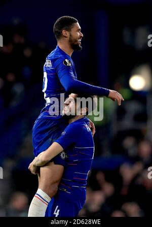 Ruben Loftus-cheek de Chelsea (à gauche) célèbre le troisième but de son côté Du jeu et de son tour de chapeau avec Cesc de coéquipier Chelsea Fabregas (à droite) Banque D'Images