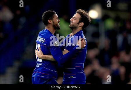 Ruben Loftus-cheek de Chelsea (à gauche) célèbre le troisième but de son côté Du jeu et de son tour de chapeau avec Cesc de coéquipier Chelsea Fabregas (à droite) Banque D'Images