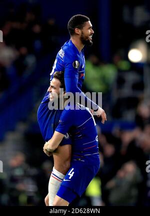 Ruben Loftus-cheek de Chelsea (à gauche) célèbre le troisième but de son côté Du jeu et de son tour de chapeau avec Cesc de coéquipier Chelsea Fabregas (à droite) Banque D'Images