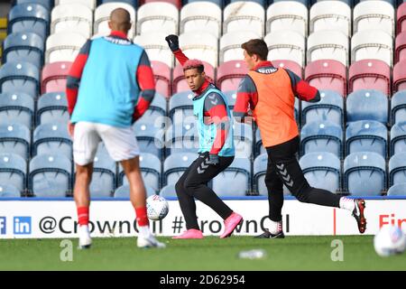 Lyle Taylor, de Charlton Athletic, se réchauffe avant le match Banque D'Images