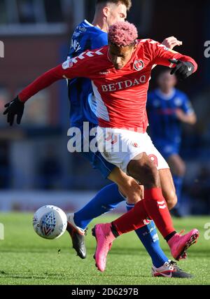 Lyle Taylor (à droite) de Charlton Athletic en action Banque D'Images