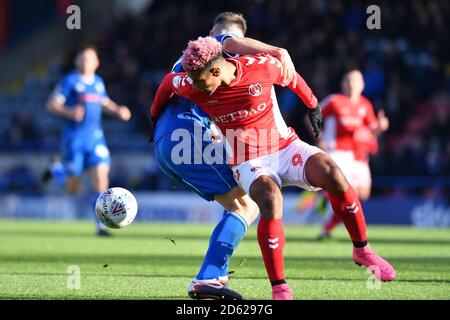 Lyle Taylor (à droite) de Charlton Athletic en action Banque D'Images