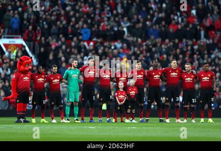 Les joueurs de Manchester United pendant une minute de silence dans le cadre de le football se souvient de la campagne et pour les victimes d'un Accident d'hélicoptère à Leicester City Banque D'Images