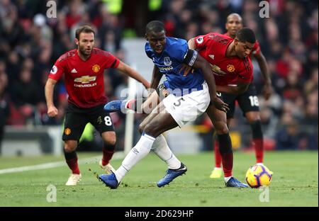 Kurt Zouma d'Everton (au centre) et Marcus Rashford de Manchester United (à droite) bataille pour le ballon Banque D'Images