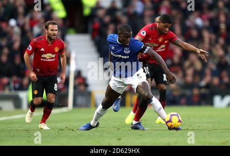 Kurt Zouma d'Everton (au centre) et Marcus Rashford de Manchester United (à droite) bataille pour le ballon Banque D'Images