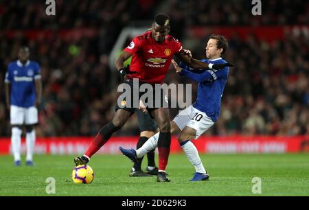 Paul Pogba de Manchester United (à gauche) et Bernard d'Everton (à droite) pour le ballon Banque D'Images