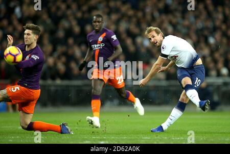 Harry Kane de Tottenham Hotspur tente un tir sur le but Banque D'Images