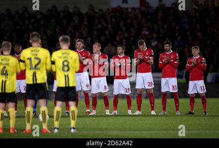 Les joueurs des deux équipes applaudisseront quelques minutes pour le Les victimes de l'accident de l'hélicoptère de Leicester City avant le lancement Banque D'Images