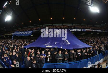 Les fans de Chelsea dans les tribunes tiennent une bannière qui flottace Frank Lampard, ancien joueur et directeur du comté de Derby Banque D'Images