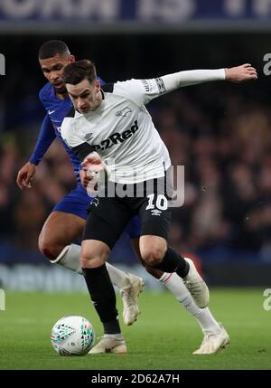 Ruben Loftus-cheek de Chelsea (à gauche) et la bataille Tom Lawrence du comté de Derby pour le ballon Banque D'Images