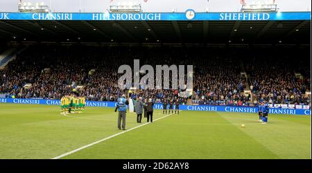 Les équipes de Sheffield Wednesday et de Norwich City observent un silence de quelques minutes pour les victimes de l'accident de l'hélicoptère de Leicester City avant le match du championnat Sky Bet. Banque D'Images